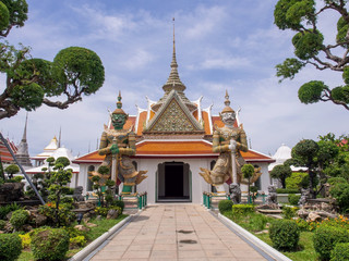 Naklejka premium Giant statue at entrance of Dawn temple