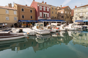 Fototapeta na wymiar Port, marina et façades rouges de Cres