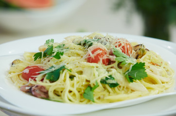 Spaghetti with cherry tomatoes and parsley