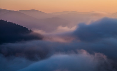Obrazy na Szkle  Majestatyczny zachód słońca w krajobrazie gór
