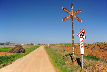 Paso a nivel sin barrera, ferrocarril, camino rural