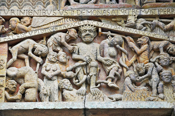L'Abbazia di Conques,  bassorilievi portale, Aveyron - Francia