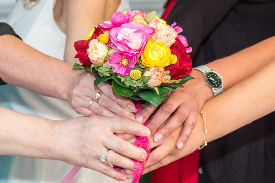 Joint holding of a bridal bouquet