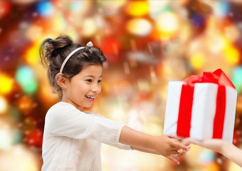 Fototapeta na wymiar smiling little girl with gift box