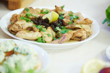 chicken wings with prunes, lemon and parsley