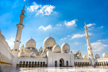 Fototapeta na wymiar Sheikh Zayed Mosque, Abu Dhabi, United Arab Emirates.