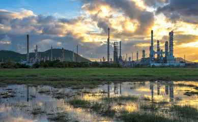 Fototapeta na wymiar Refinery pollusion