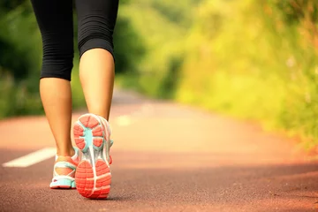 Crédence de cuisine en verre imprimé Jogging Jeune femme fitness jambes marchant sur le sentier forestier