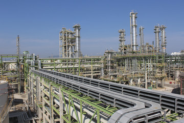 Obraz premium Oil and chemical factory on summer day