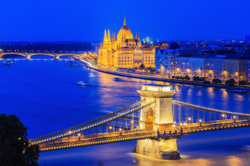 Fototapeta na wymiar Chain bridge & parliament, Budapest Hungary