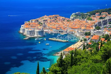 Crédence en verre imprimé Lieux européens Une vue panoramique sur la ville fortifiée, Dubrovnik Croatie