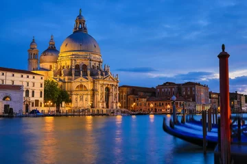 Basilika Santa Maria della Salute in der Nacht, Venedig Italien © SCStock