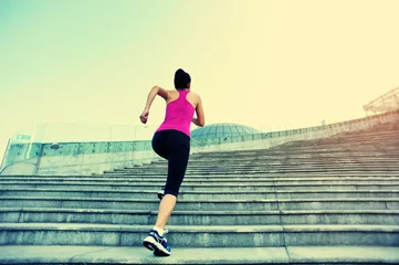 Papier Peint photo autocollant Jogging Athlète de coureur courant dans les escaliers. femme fitness jogging séance d& 39 entraînement