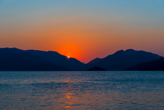 Fototapeta beautiful seascape. sunrise over the calm sea