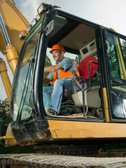 male worker operating excavator - obrazy, fototapety, plakaty