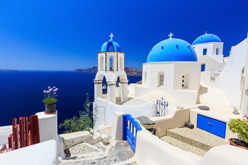 Fototapeta Kościół z niebieskimi kopułami na wyspie Santorini, Grecja obraz