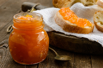 Colazione con pane e marmellata