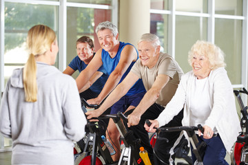 Fototapeta na wymiar Senioren machen Sport im Rehazentrum
