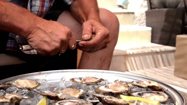 cleaning an oyster