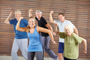 Gruppe Senioren beim Tanzen im Fitnesscenter