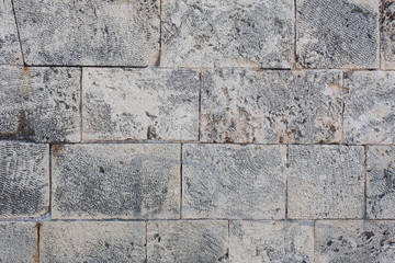 Altes verwittertes graues Mauerwerk aus großen Steinen