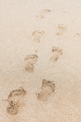 Fußspuren im weißen Sand