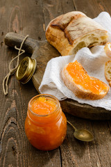 Colazione con pane e marmellata