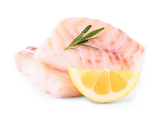 Printed kitchen splashbacks Fish Kabeljaufilet mit Zitrone und Rosmarin auf weißem Hintergrund