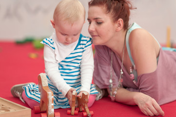 mutter mit tochter beim spielen
