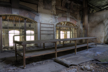 longue table d'établi abandonnée dans un batiment de la mine