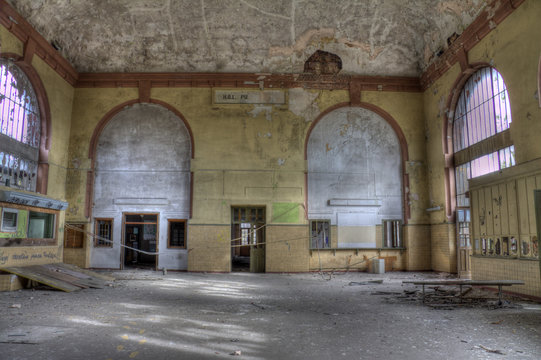 hall d' entr&eacute;e d'un batiment des hbl