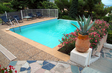 Swimmingpool am Meer