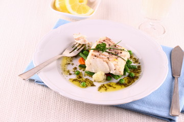 Cod fillet with green beans, peas, parsley, olive oil, wine