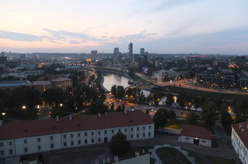 Naklejka premium Город зажигает вечерние огни