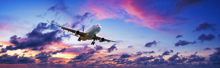Fototapeta premium Samolot odrzutowy w spektakularne niebo zachód słońca