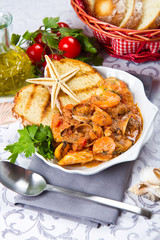 zuppa di pesce con crostini