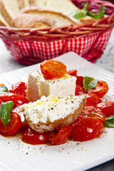 	formaggio caprino con pomodorini saltati