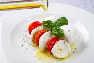 Foto op Plexiglas mozzarella di bufala con pomodoro e basilico © Lsantilli