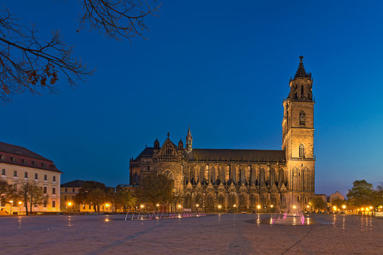 Magdeburger Domplatz zur blauen Stunde