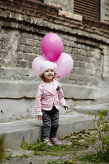 Plakat girl with pink balloons urban portrait