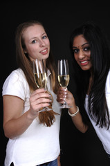 2 Freundinnen feiern mit Sekt