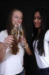 2 Freundinnen feiern mit Sekt
