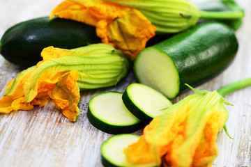 Zucchini mit Zucchiniblüte