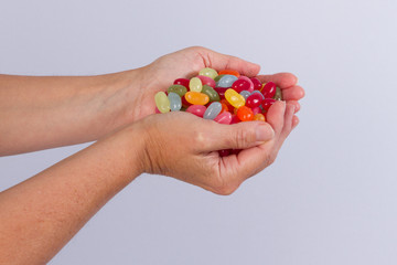 Les mains pleines de bonbons