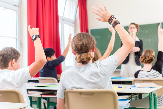 Lehrer unterrichtet Sch&uuml;ler in Klasse einer Schule