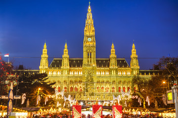 Fototapeta na wymiar Rathaus and Christmas market in Vienna