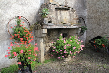 Fototapeta na wymiar cheminée fleurie