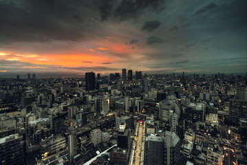 Fototapeta na wymiar Ville Japonaise vue de haut au couché du soleil