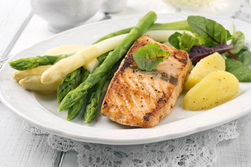 Spargel mit Lachs