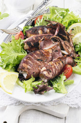 Tintenfischtuben mit Salat